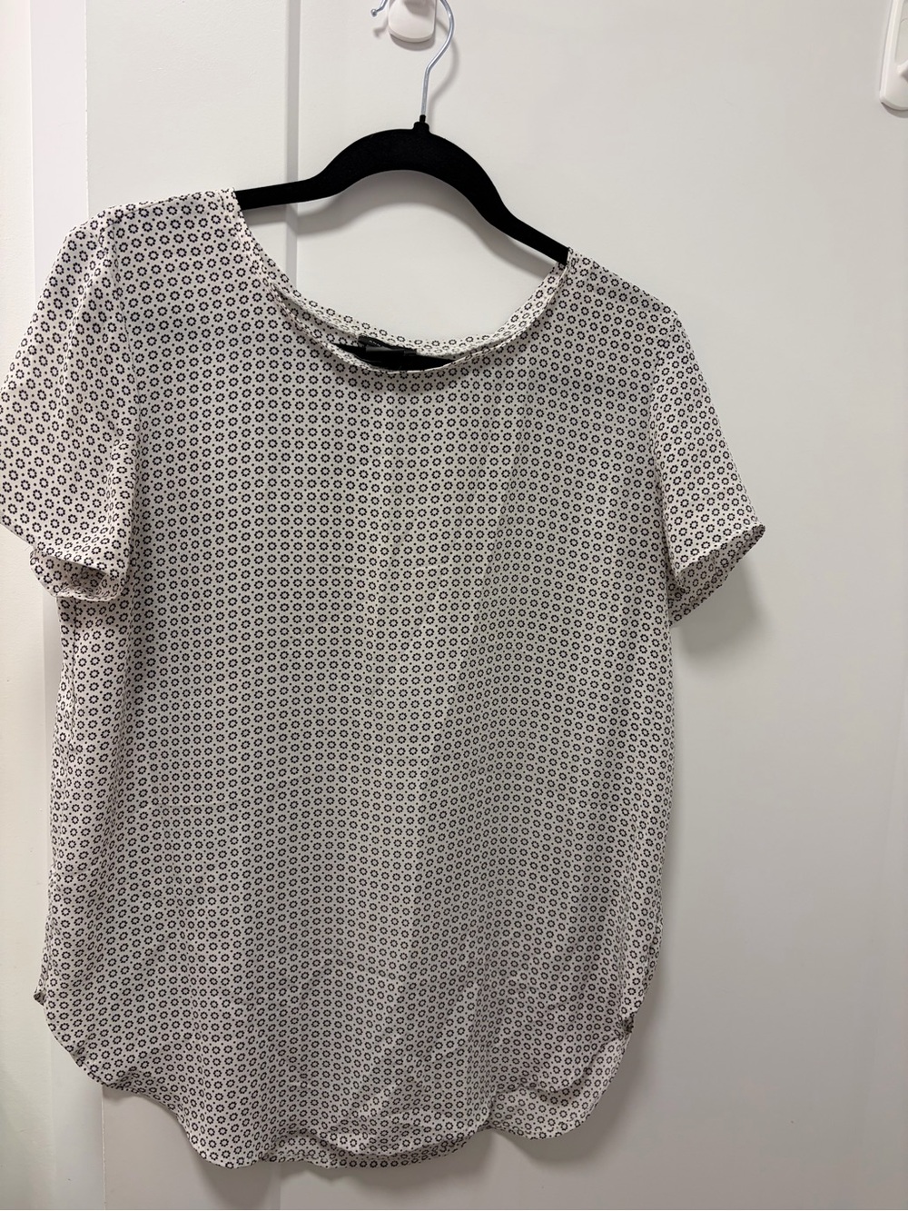 3 for 28$/ Ann Taylor White Short-Sleeve Blouse with Black Geometric Print